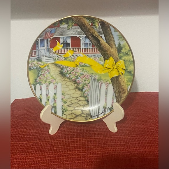 SET OF 5- ASSORTED DECORATED PLATES - Picture 9 of 11
